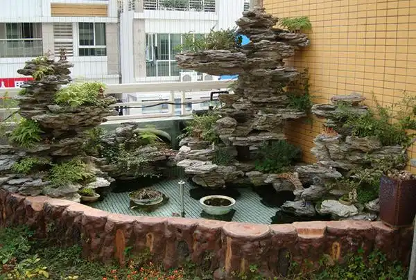 假山以小型假山为主,一般都用于庭院,盆景,室内,阳台等地,与水池,鱼池