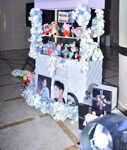 粉丝蜂拥至见面会现场,秩序井然地在外场应援区,为jeffrey布置各式各