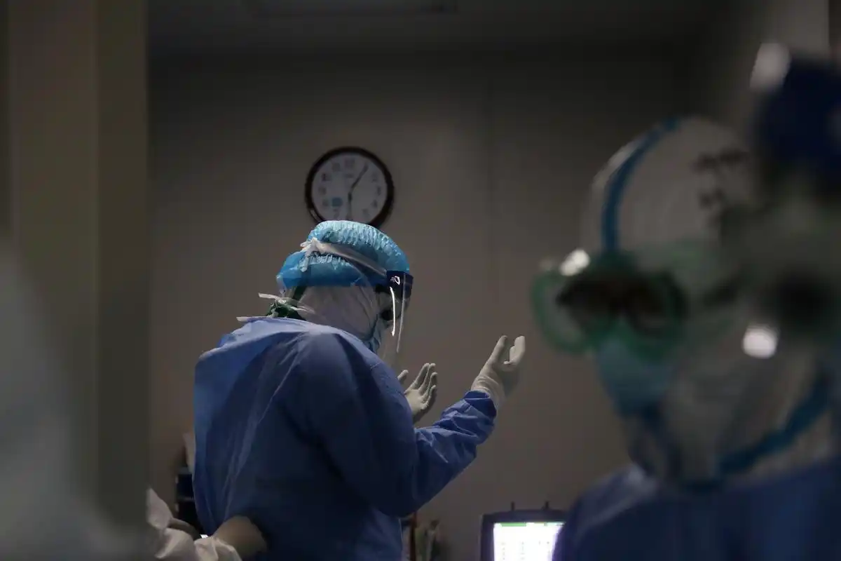 武汉多地医生联手抢救危重新冠肺炎患者