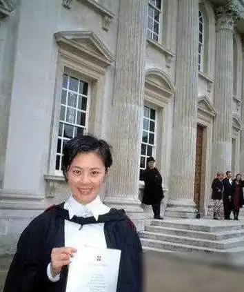 央视女主持嫁英国富豪,坚定放弃中国国籍,不料年近半百被抛弃,|姜丰