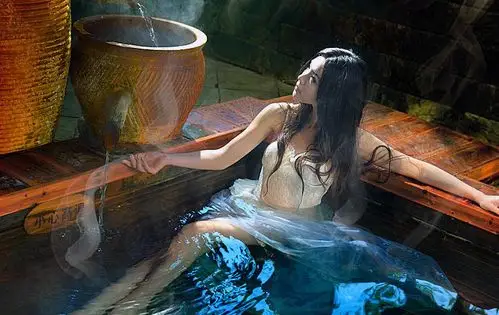 【转载】沐浴美女最香艳(9p)