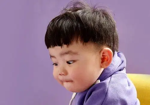 小男孩梳蘑菇头真可爱 2019男童新款蘑菇头短发设计推荐_发型师姐