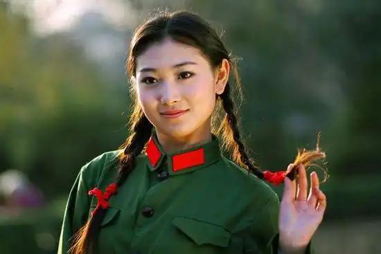 全民追捧"三点红",65式军装在老兵心中分量为何这么重?