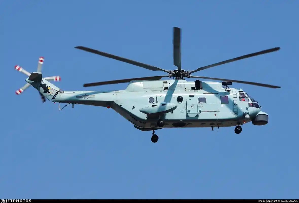 我国海军的直-18fa反潜直升机,看这张图片的出处,又是中国人偷拍后发