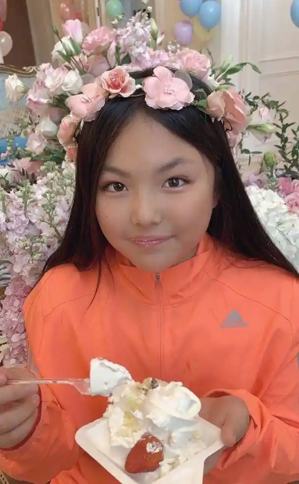 王诗龄头戴花环庆祝10岁生日,吃蛋糕露甜笑,生日派对依然奢华_angela