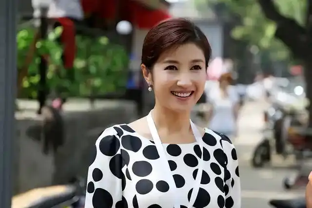 其实她是上海人,从小热衷主持,之后考上北京广播学院,毕业后进入北京