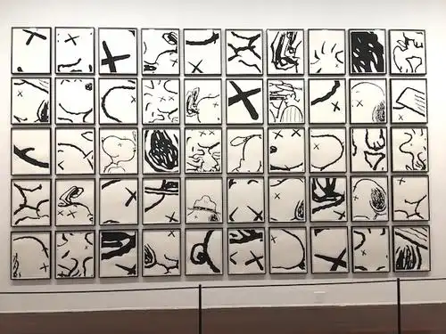 综合展厅bibedum×kaws=chumsnoopy×kaws海绵宝宝×kawssmurfs×kaws