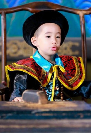 陈小春儿子小小春变"韦小宝" 应采儿表示很忧愁