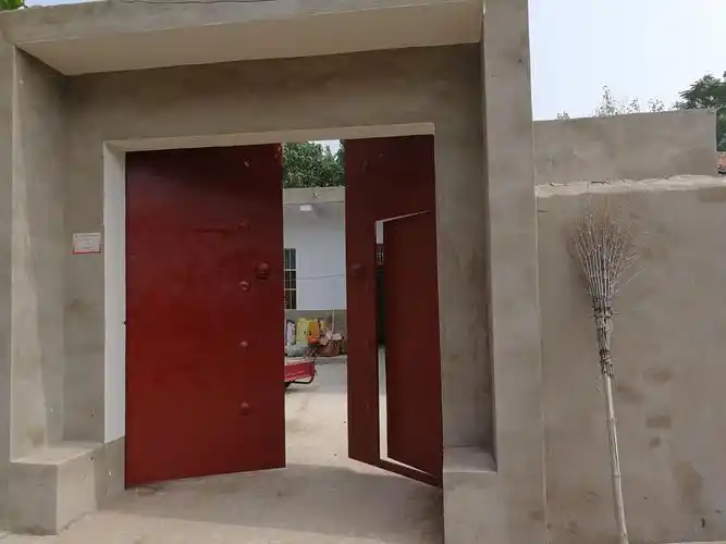 贫困户家新加的大门和门楼.