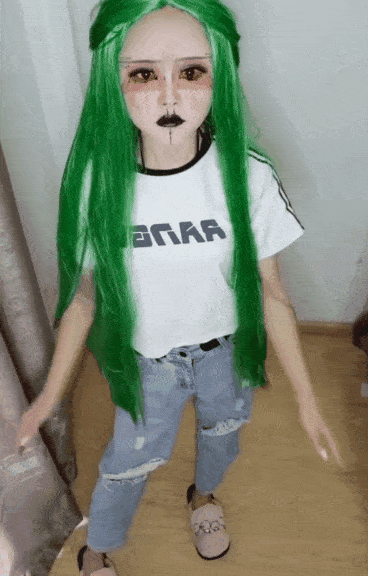 但是顶着一头绿色出门,杀马特当年都不敢这么玩啊!