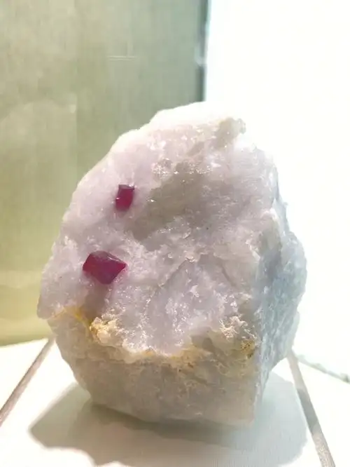 带你们见识一下天然红宝石原石长什么样子的96