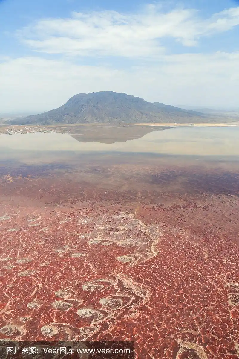 东非大裂谷的纳特龙湖鸟瞰图,位于肯尼亚和坦桑尼亚的边界上