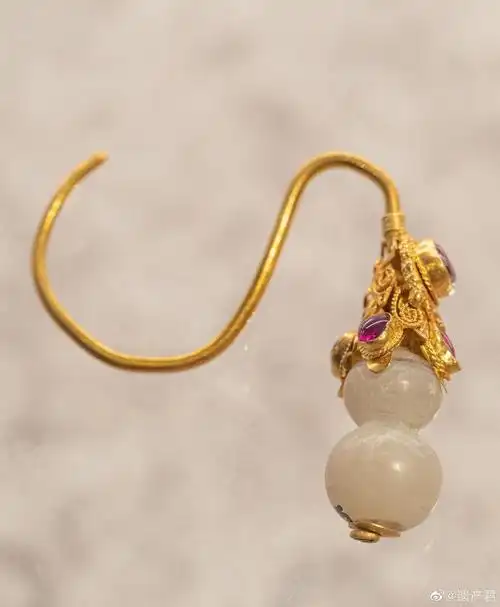 南京市博物馆藏明代镶玉嵌红宝石金耳环