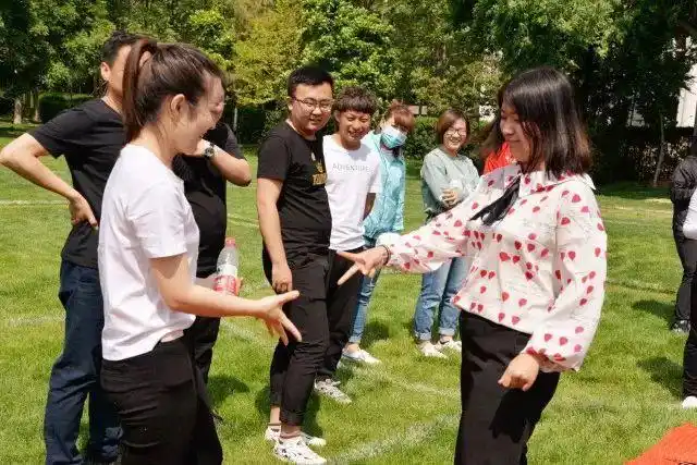 50多名成年人一起在草坪上做游戏竟然是为了