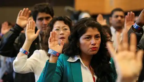 与美国公民结婚,现 在美国,九月身份到期,须要回国吗