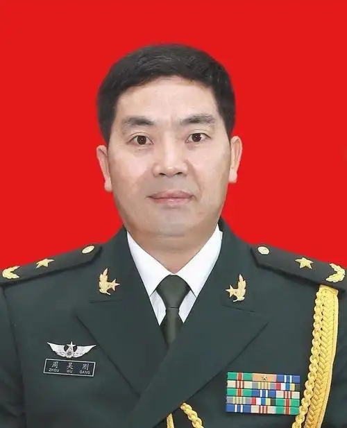 称:日前,驻澳门部队政治委员周吴刚少将提升交流到东部战区陆军任职