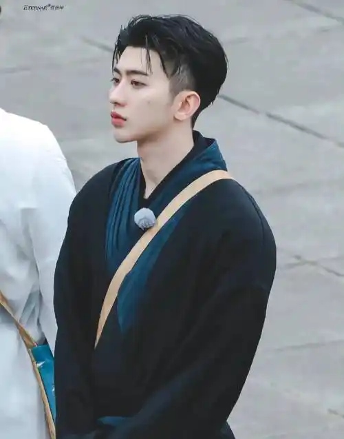 男明星太适合"短鬓角":肖战李现干净帅气,王俊凯少年感十足