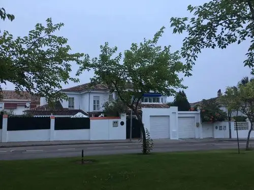 一栋栋别墅,白墙红瓦,整齐有序,干净清爽.