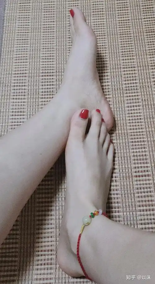 女生脚大也会很好看吧