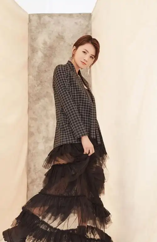 曹曦文格子西装个性写真图片66