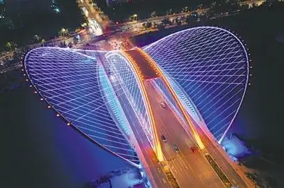 p>  银川市"网红"凤凰桥振翅"飞翔"在典农河上. /p>