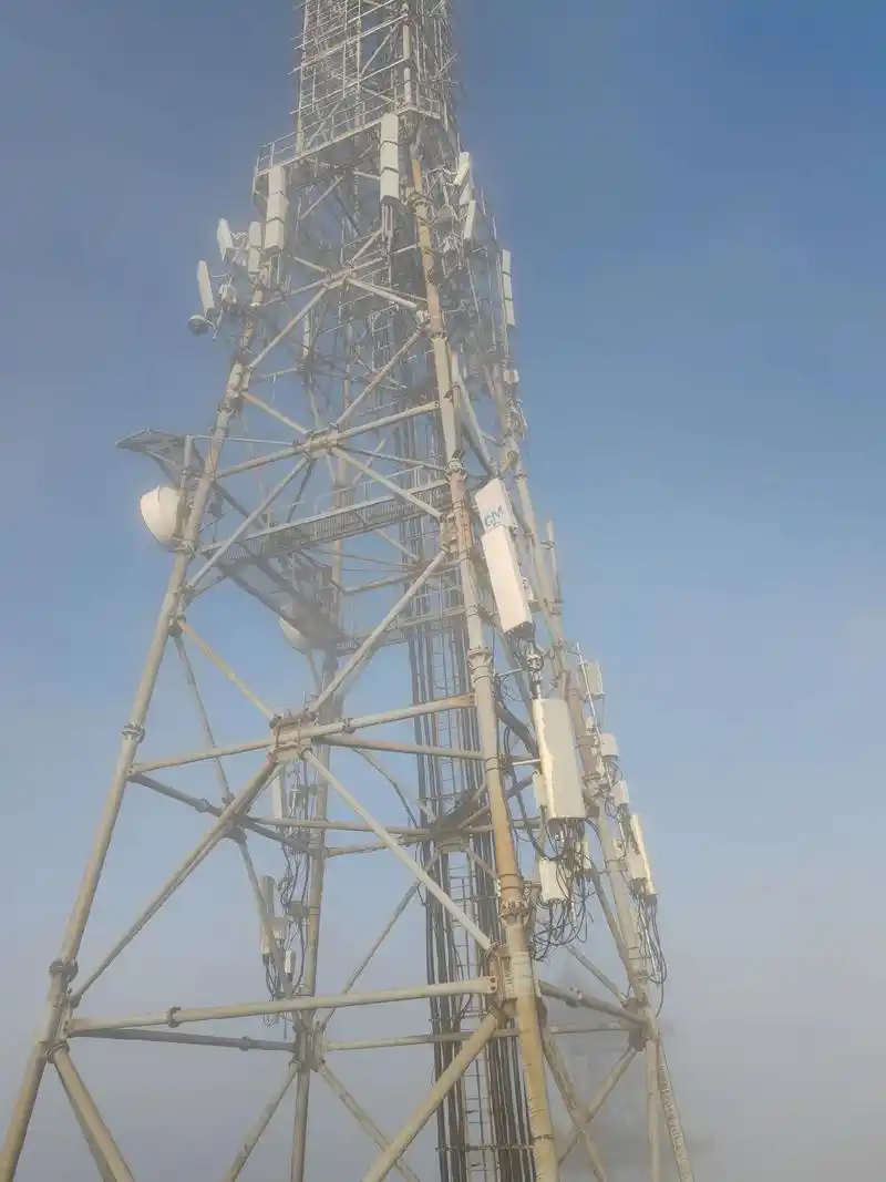 玉皇顶.登上玉皇顶,看到这个又高又大的信号塔非常震撼,真大很 - 抖音