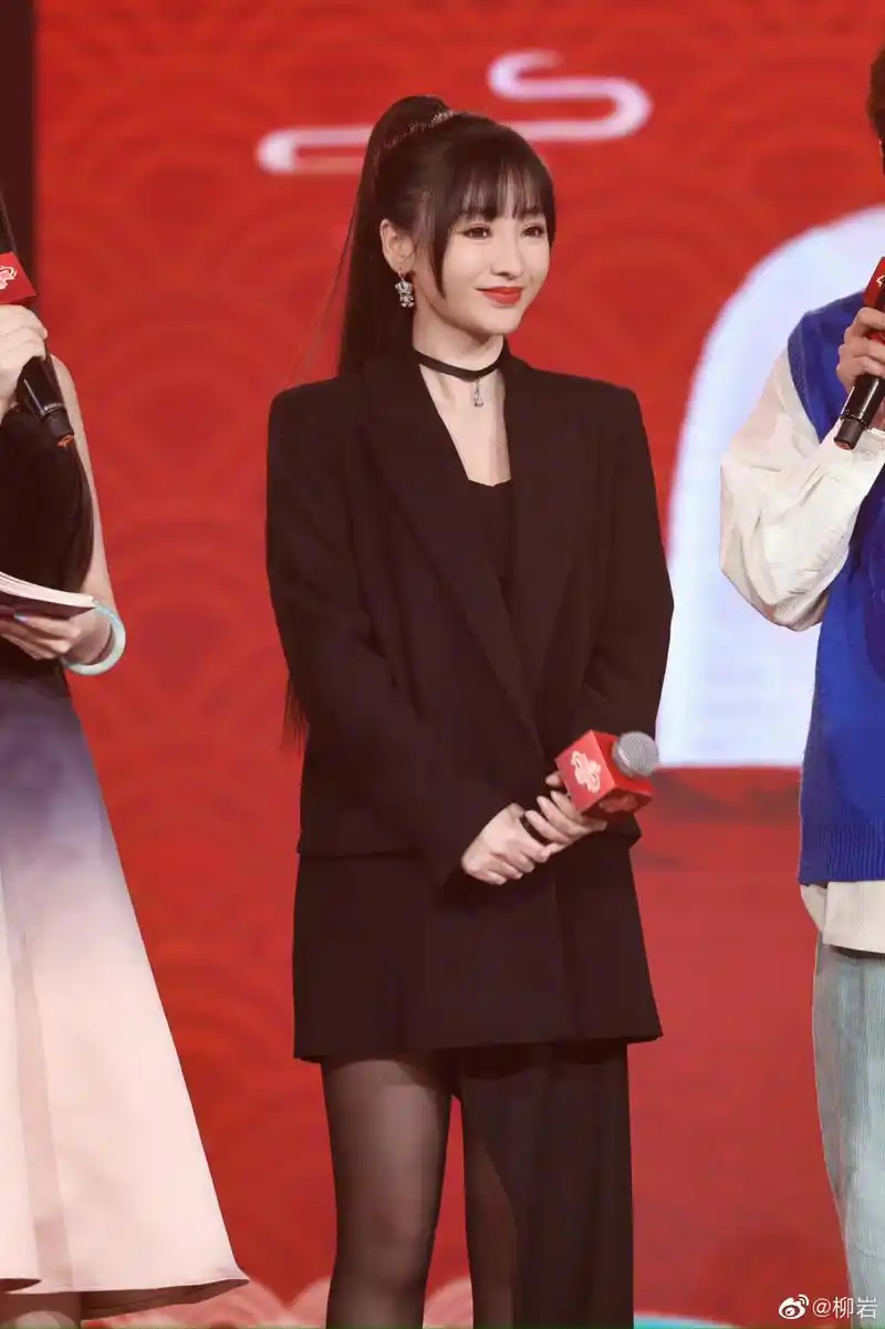 柳岩出席活动,修的一双细腿