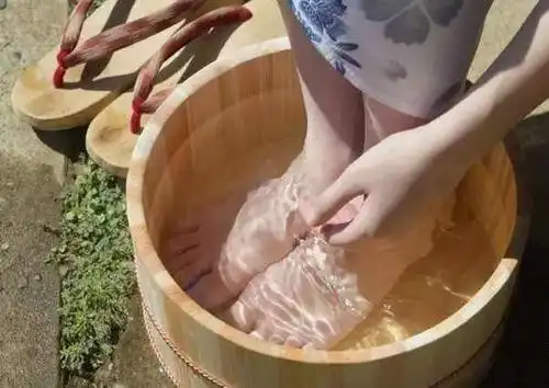 这样泡脚冬天手脚不会冷巴斯克林生姜足浴盐