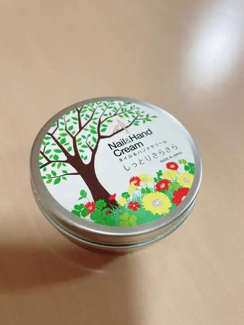 所以对护手霜我还是蛮有发言权的,今天分享的是nail&hand cream,一款