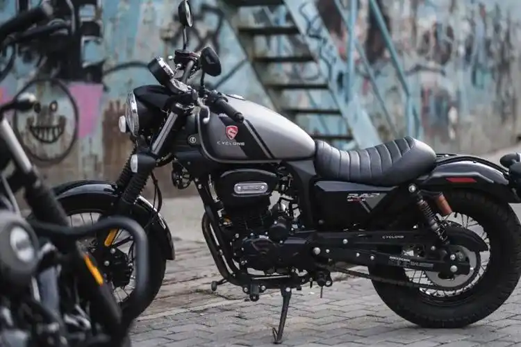 复古运动巡航间的对决!赛科龙ra2 vs 轻骑大韩gv300s - 摩托车二手网