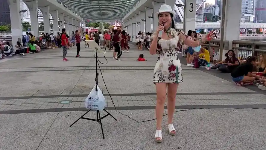 街头艺人小红歌唱(夜来香)