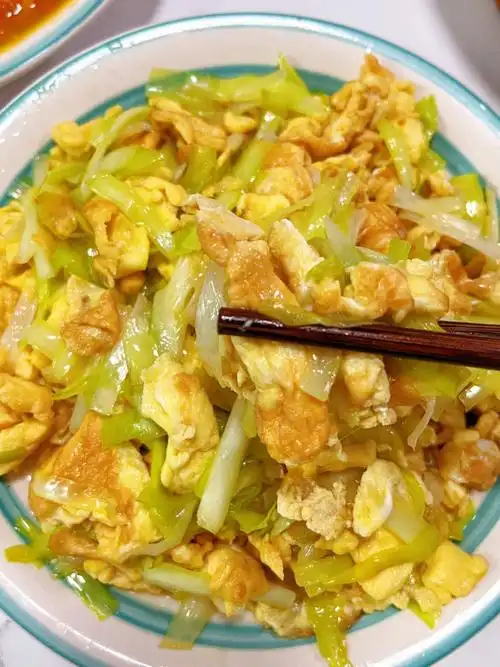 超快手60平平无奇但很好吃的韭黄炒蛋