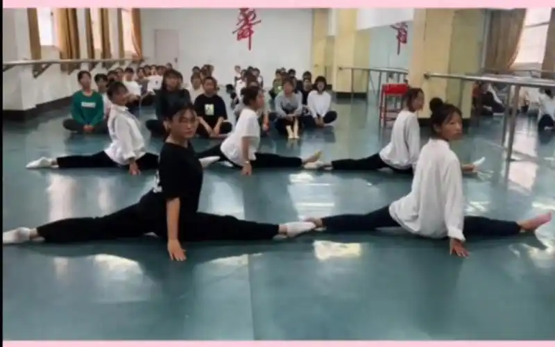 学前教育第一节光脚舞蹈课