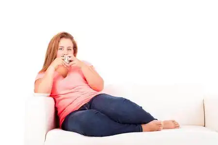 吃撑大肚子女人图片