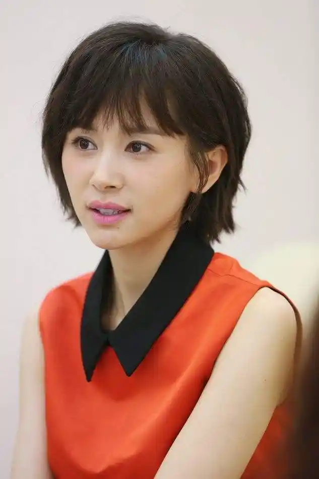 女人过了45岁发型该换了!2022年很火的3款短发,时髦优雅