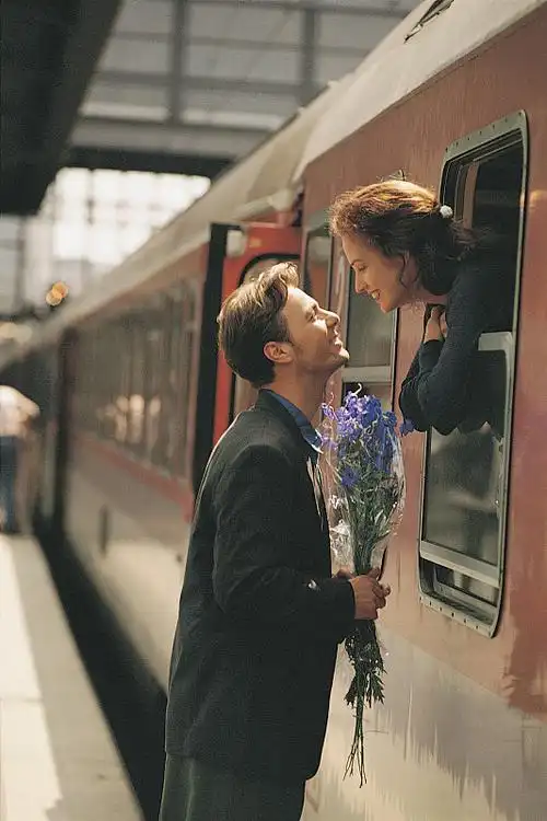 一对情侣在火车站告别图片下载