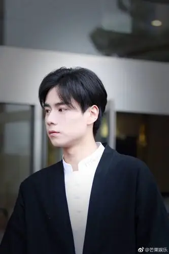 组图:胡一天民国风打扮英气十足 眉眼精致鼻子高挑