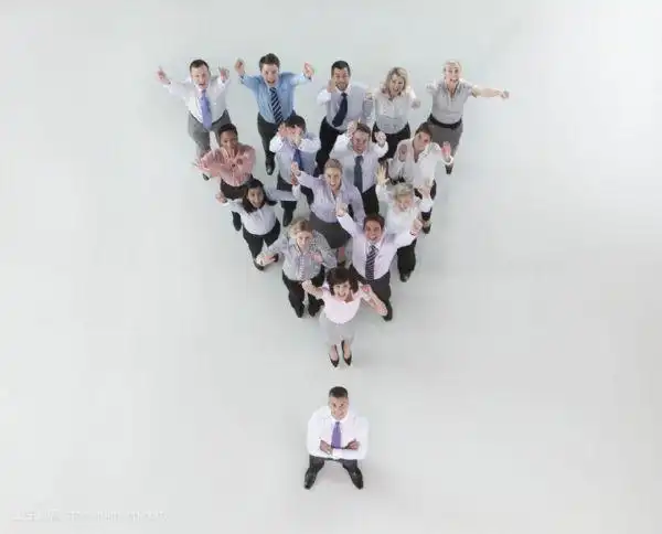 那么作为团队,在合照上这队形也是要有一个讲究,这其实可以让照片看