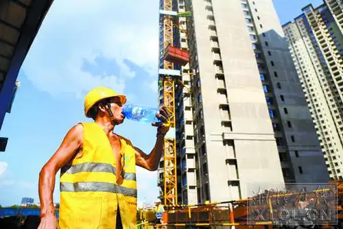 高温下的坚守丨为了生计打拼的湘潭建筑工人