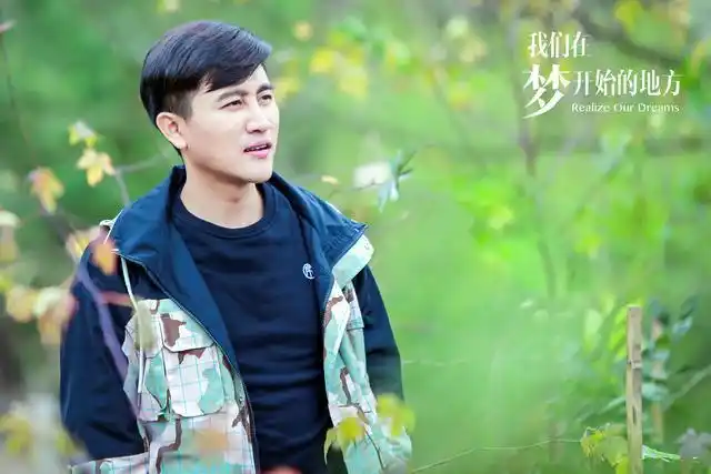 毕业于中央戏剧学院的宋允皓出生于军人家庭,严格的家庭教育养成了他