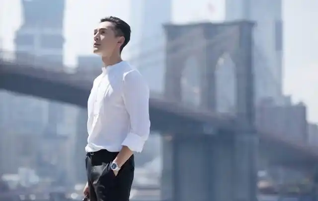 1/10 娱乐圈10位穿白衬衫荷尔蒙爆棚的男明星,你被谁撩到了?