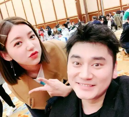 郭雪芙晒火星情报局杀青照全程一个表情宅男女神超级嗲