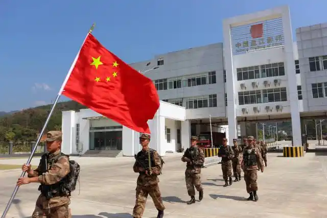 在中缅边境,边防战士执勤完后背竟趴着十几条蚂蟥