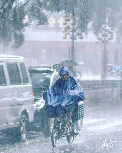 路人在暴雨中艰难前行.【摄影报道】王辉【校对】吴荆子