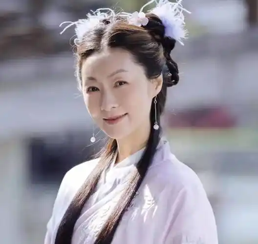 "怀玉公主"也来带货!穿廉价服装卖19元草帽,与孙耀威殊途同归