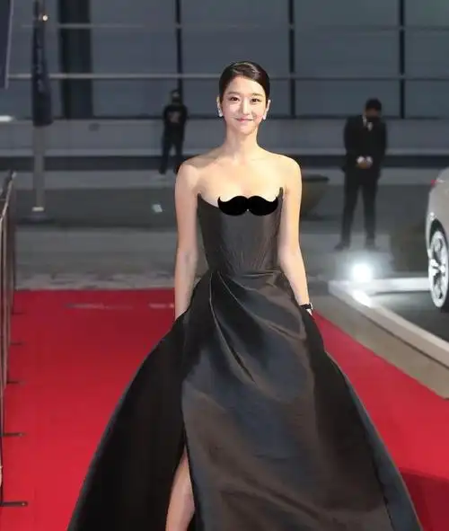 徐睿知不仅五官清秀身材也窈窕,穿小黑裙好端庄,真是个标致的人|裙子|