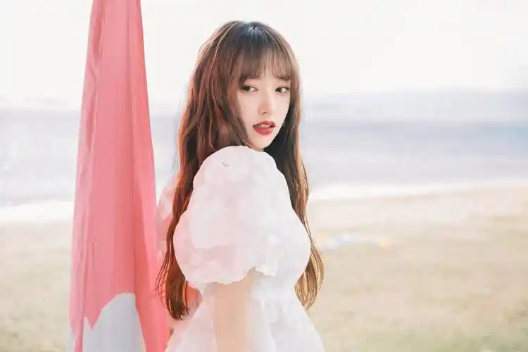 程潇穿紫色纱裙笑容甜美 灵动俏皮_网易娱乐