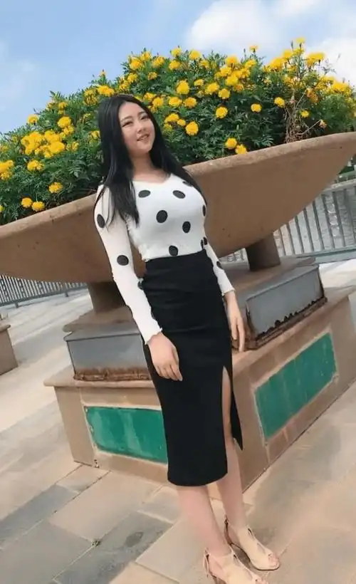 邻家丰硕美少妇 笑容里透露着成熟_网易订阅