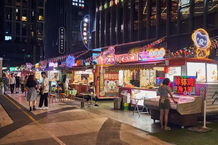 成都叮叮猫美食街各种烧烤小吃烤生蚝烤扇贝还有现杀现卖的新鲜羊肉烤