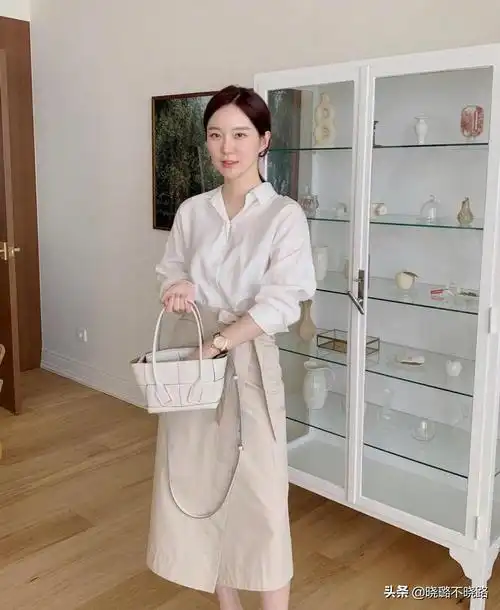 米色裙子配什么颜色上衣好看图片欣赏(米色裙子配什么颜色上衣好看